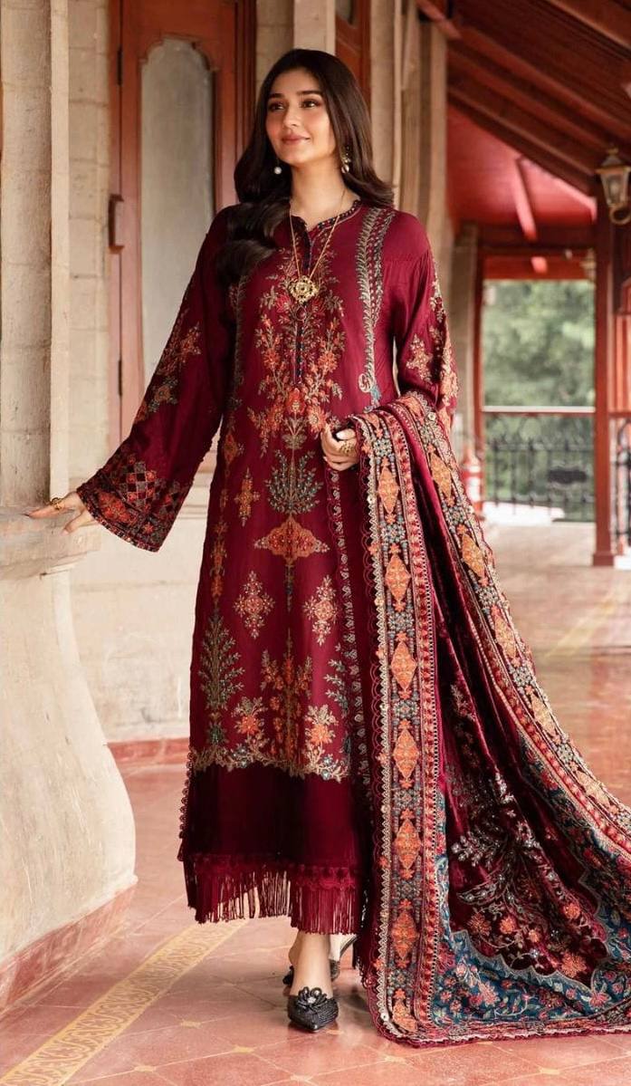 A WOMEN WEARING PAKISTANI LAWN
