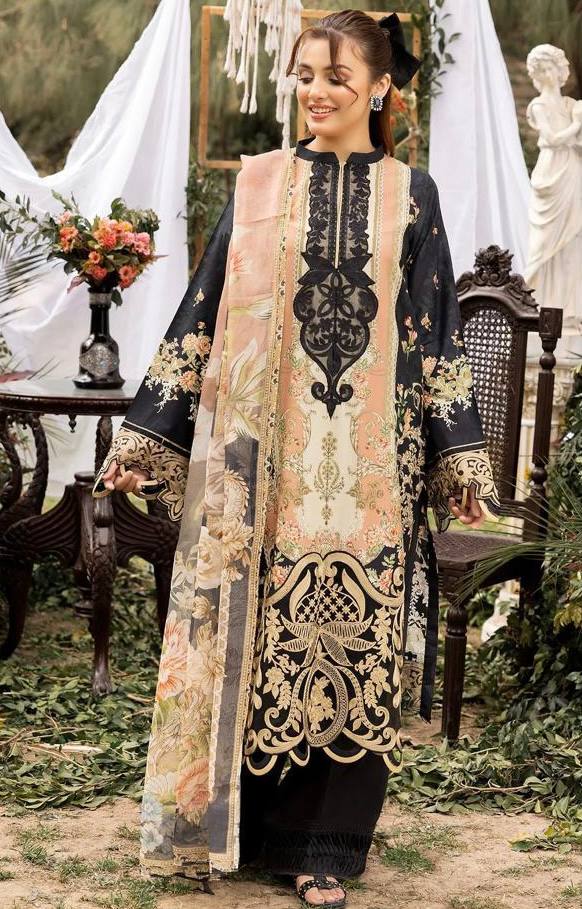 A WOMEN WEARING PAKISTANI DRESS