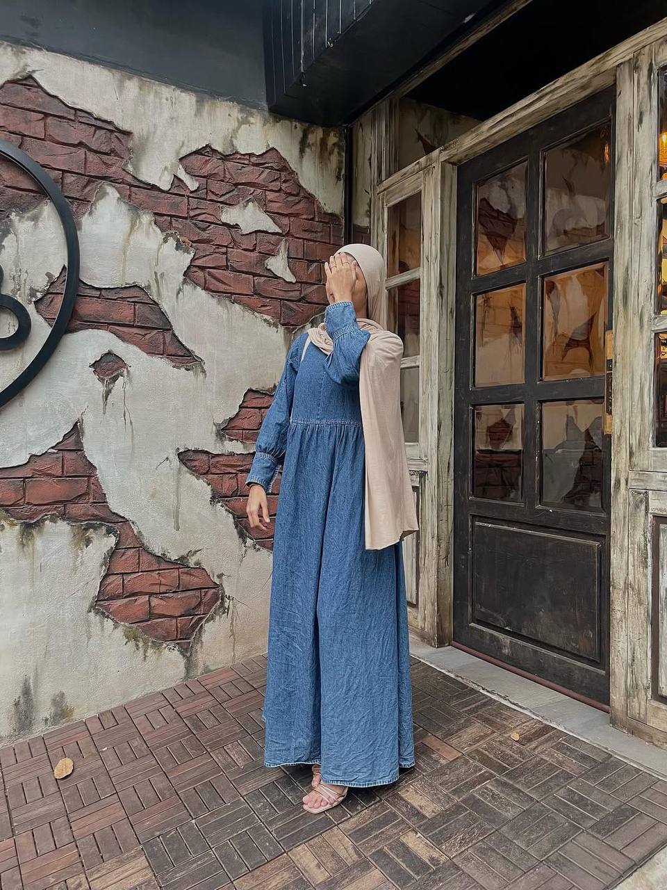 A WOMEN WEAR MODEST DRESS
